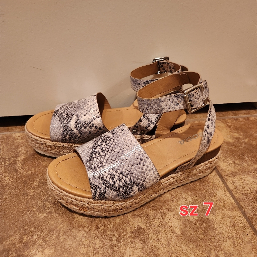 Sandles
